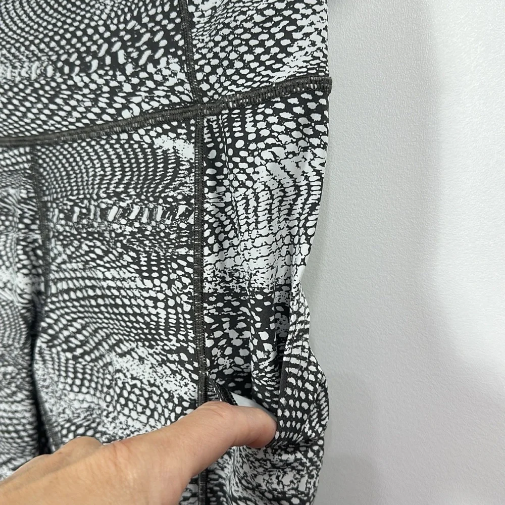 Lululemon Grey And White Snakeskin Print Crop leggings size 6.